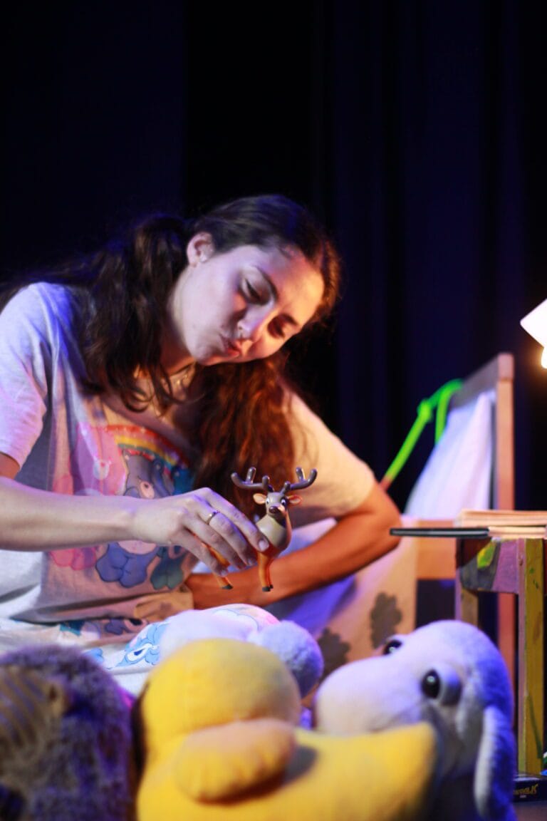 a monster in my bed riccardo rigamonti niña jugando con un ciervo - teatro en inglés para colegios