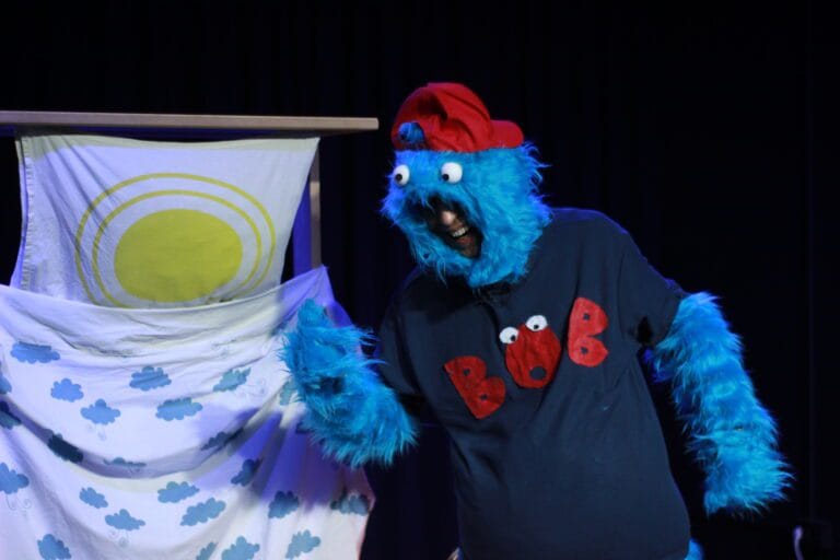 a monster in my bed riccardo rigamonti3 Amable monstruo azul teatro en inglés